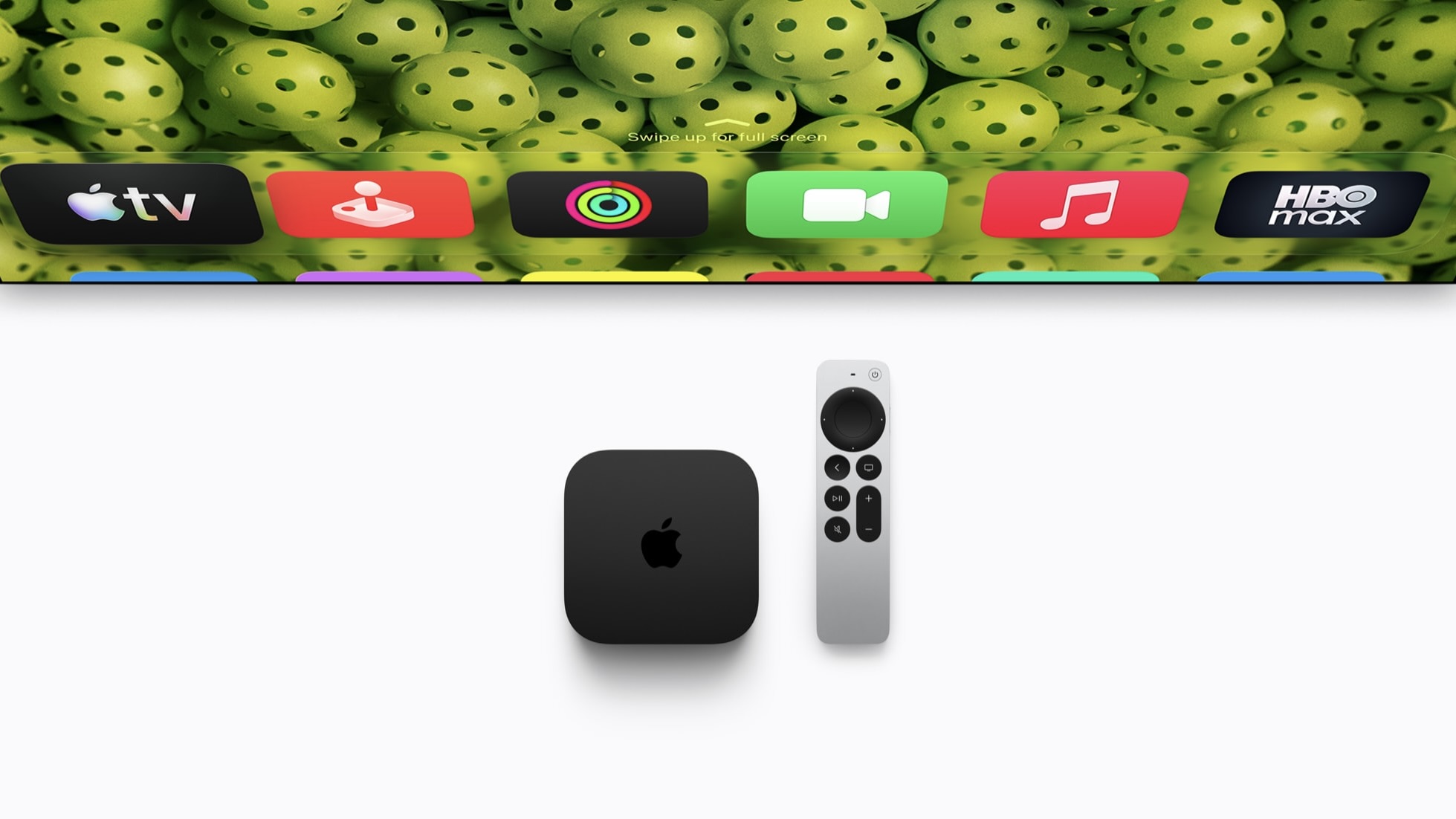 Apple TV 4K и пульт Siri Remote, над ними главный экран tvOS с приложениями