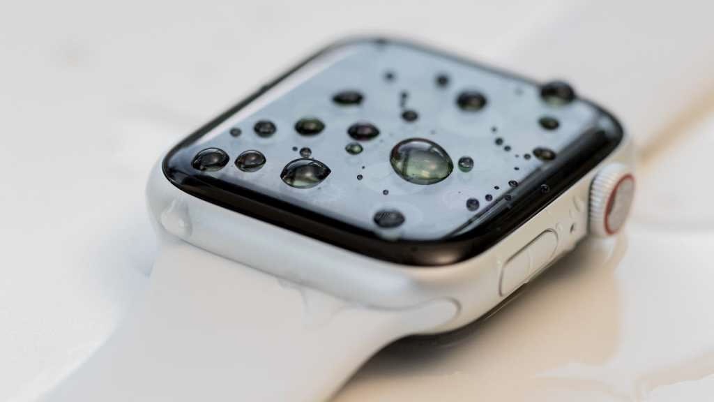 Капли воды на экране Apple Watch