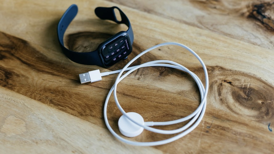 Apple Watch Series 10 рядом с зарядным кабелем