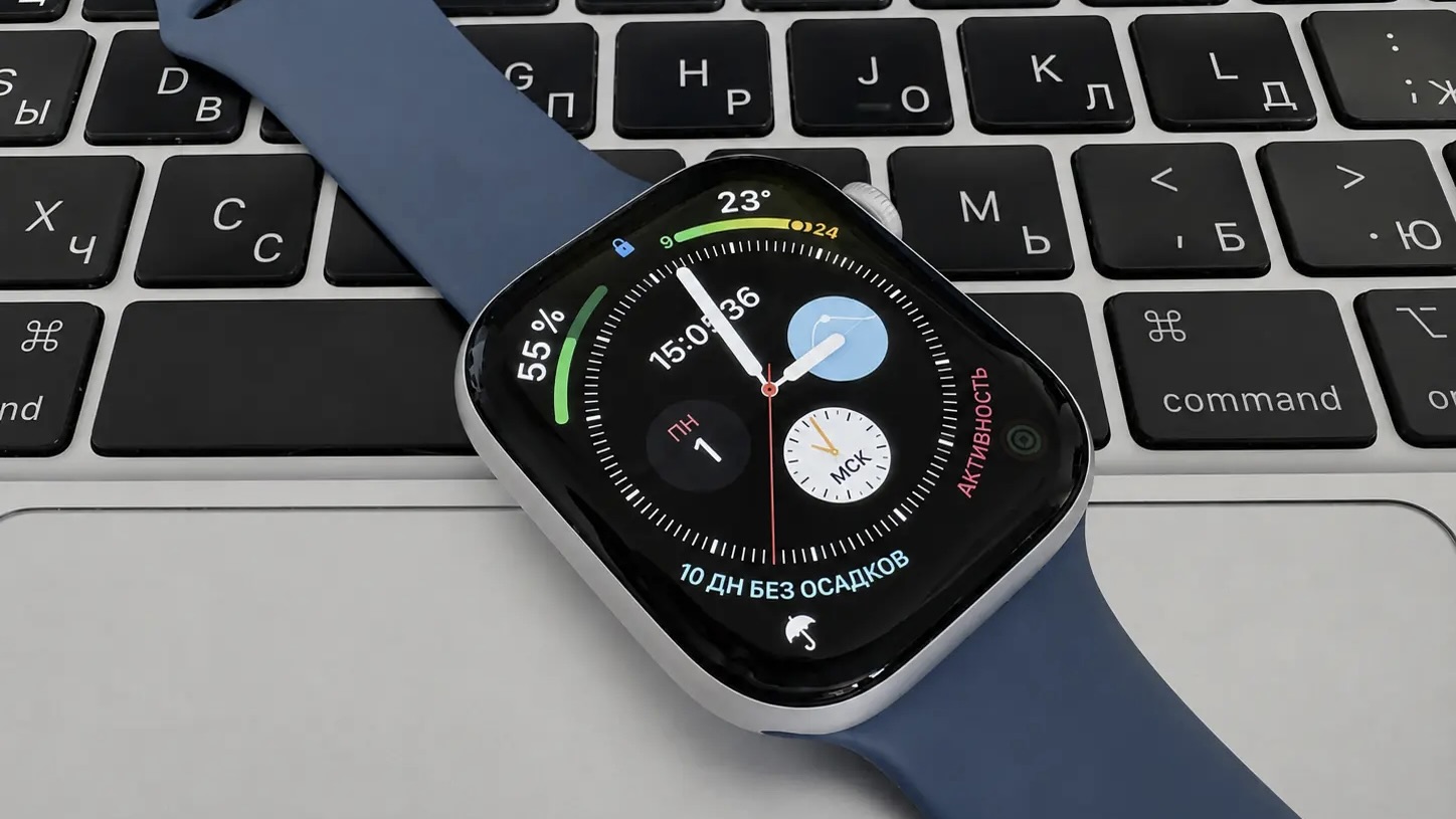 Apple Watch Series 10 на клавиатуре ноутбука