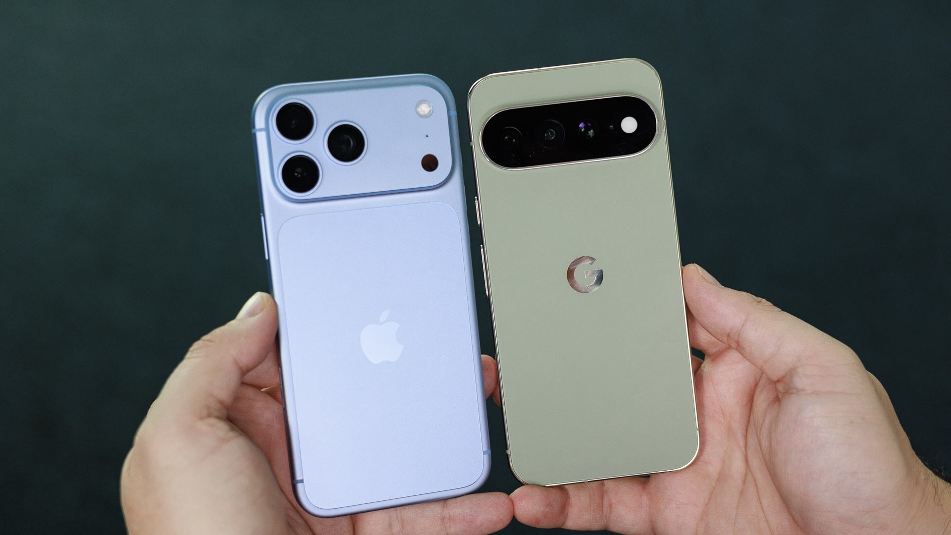 iPhone и Google Pixel в руках, оба смартфона повернуты задней крышкой