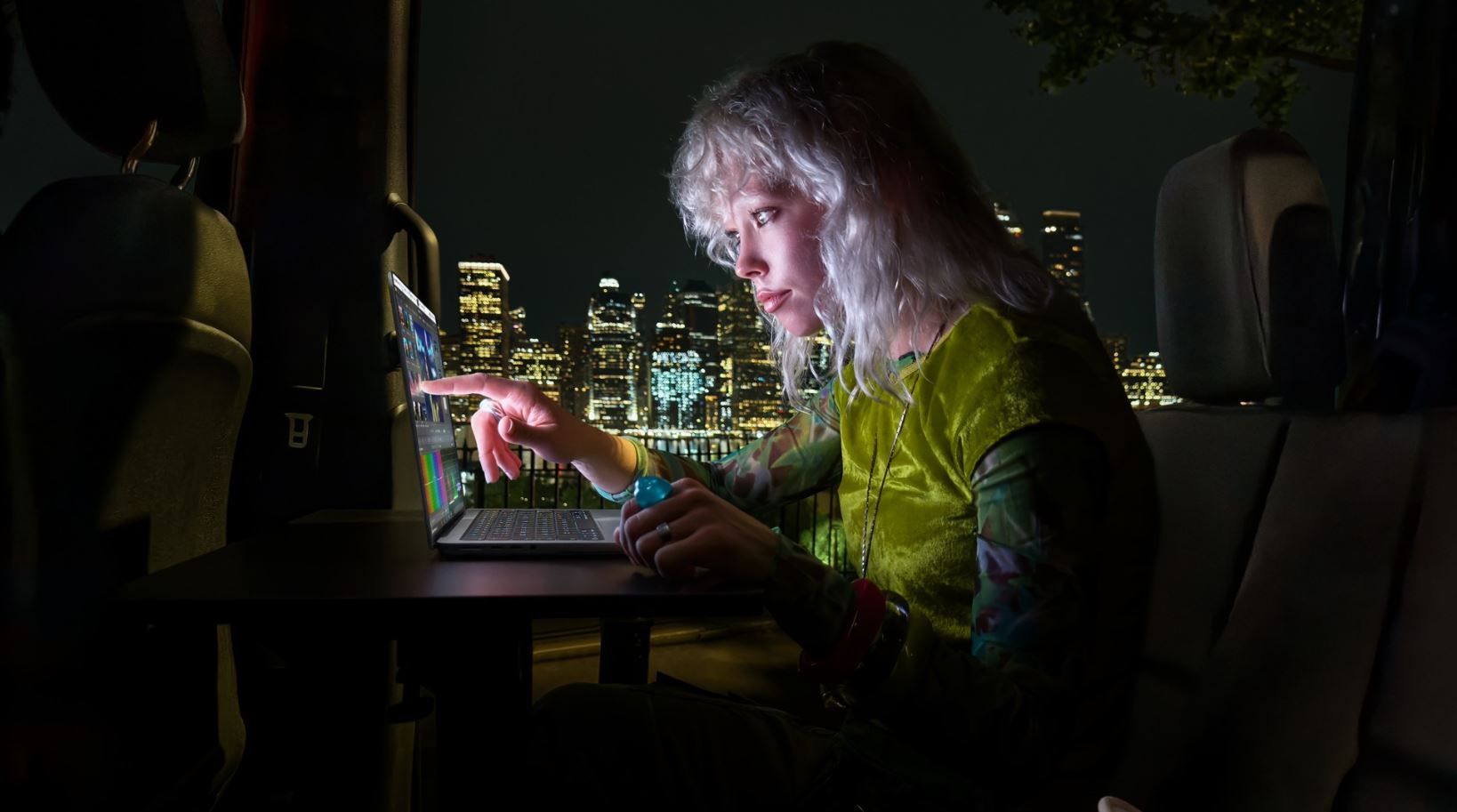 Первый MacBook с OLED и сенсорным управлением