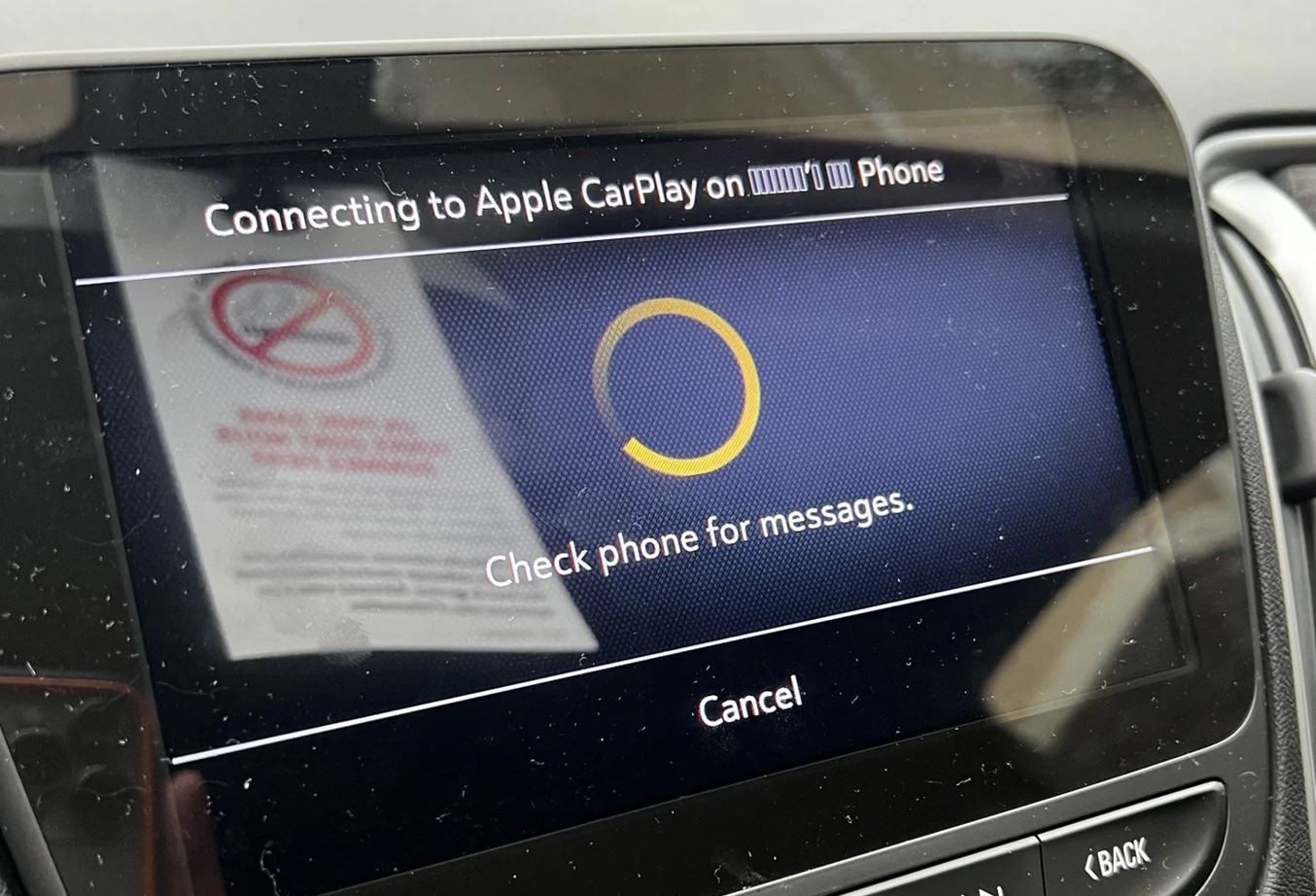 Экран подключения CarPlay в машине