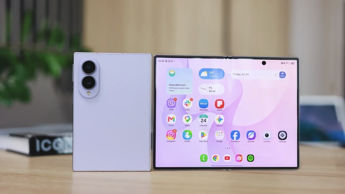 Сложенный и раскрытый Samsung Galaxy Z Fold рядом на столе
