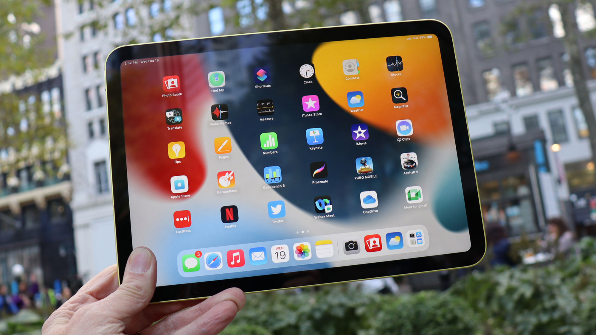 iPad 2022 в руке