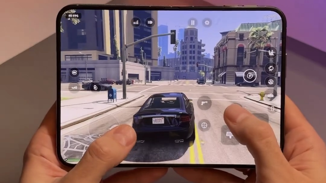 Автомобиль едет через перекресток в GTA V, в углу экрана счетчик 40 FPS. Изображение: BenGeskin