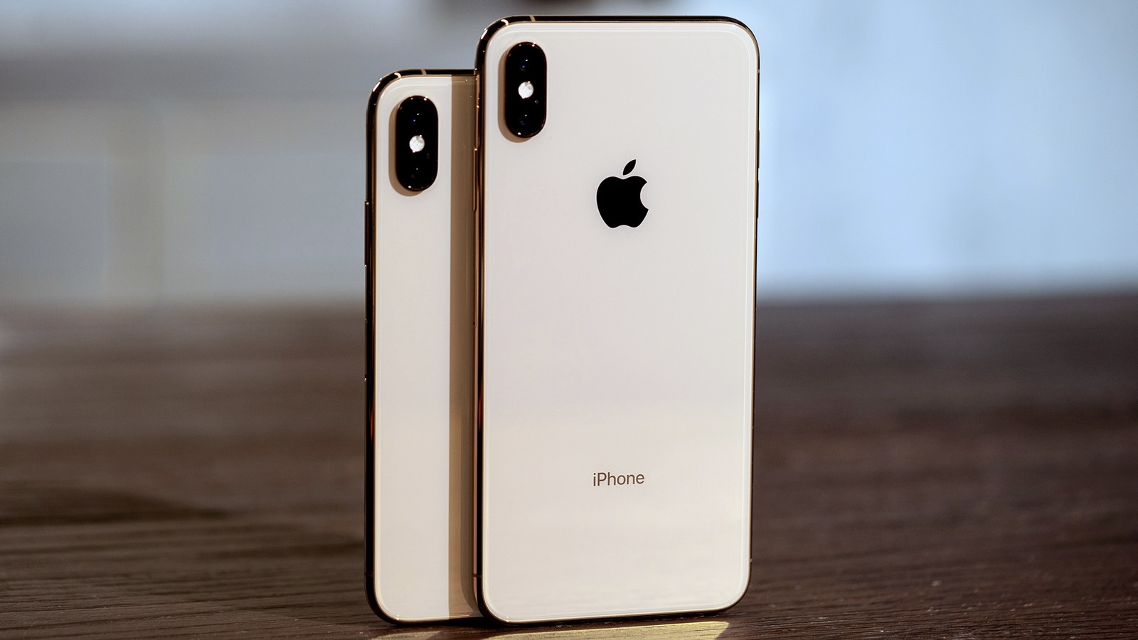 iPhone XS и iPhone XS Max в золотом цвете стоят на столе