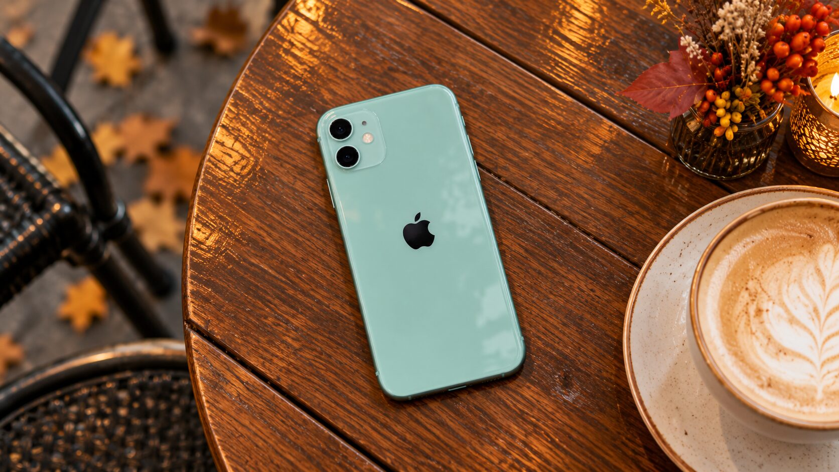 iPhone 11 на кофейном столике