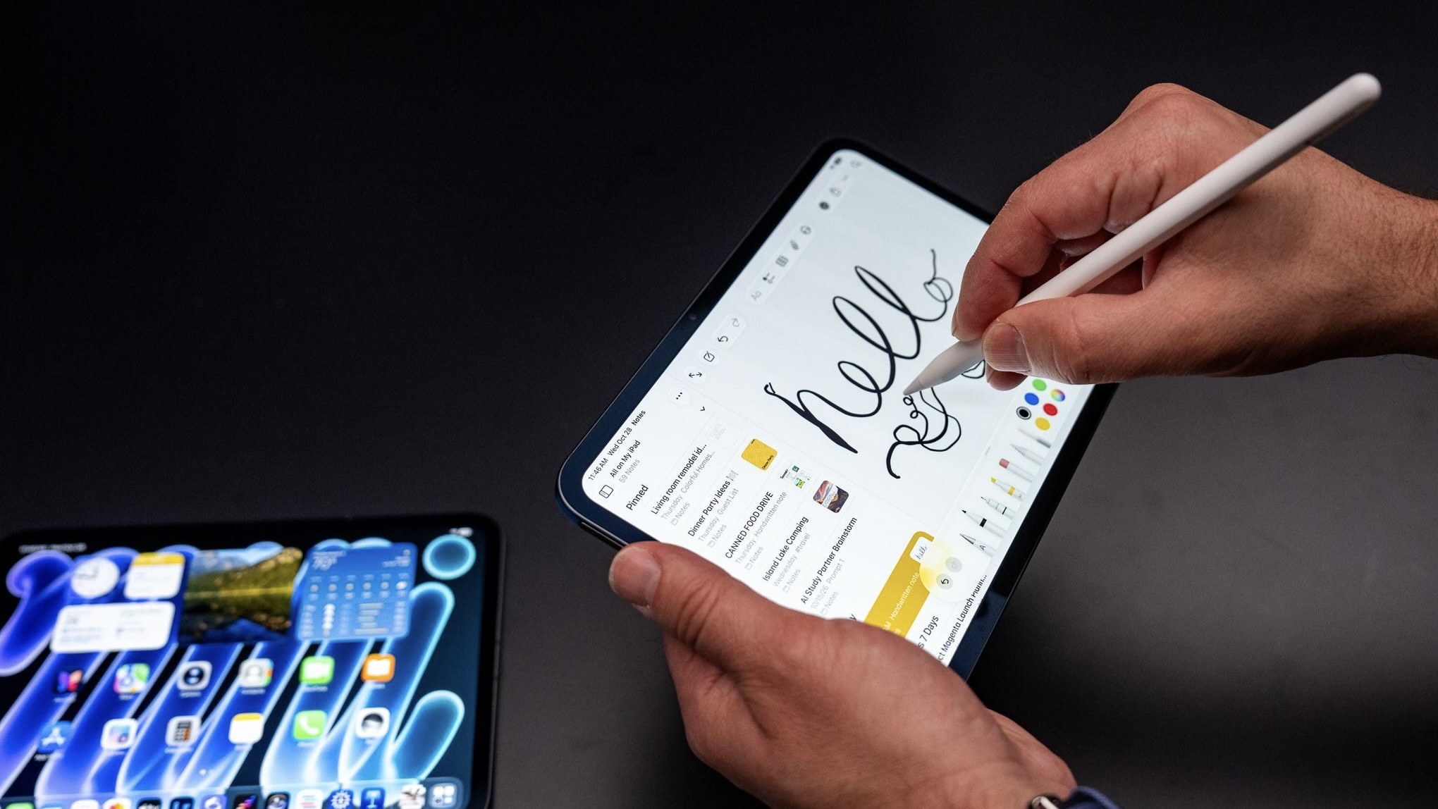 Человек пишет слово hello стилусом Apple Pencil в «Заметках» на новом iPad mini