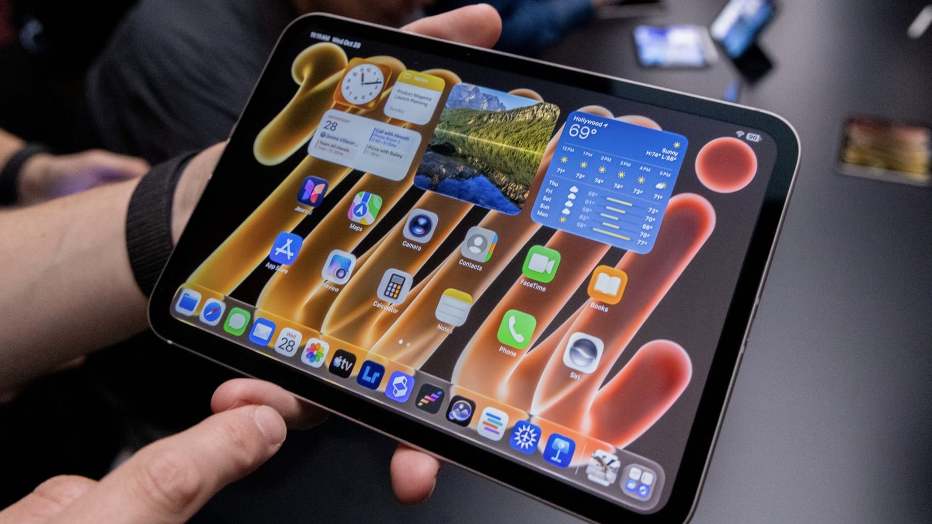 Рабочий стол с виджетами и иконками приложений на экране нового iPad mini