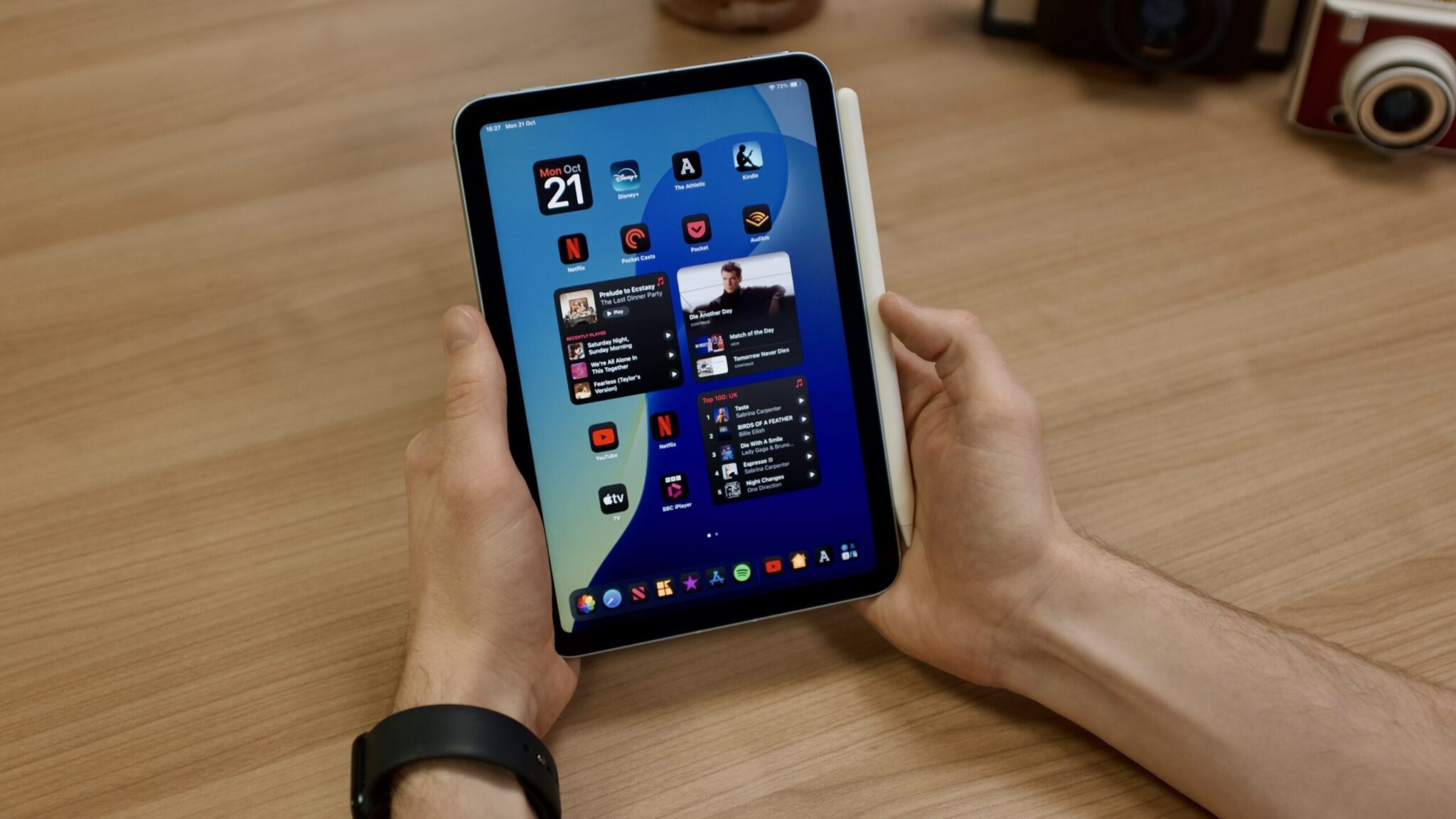 iPad mini в руках, сбоку прикреплен Apple Pencil