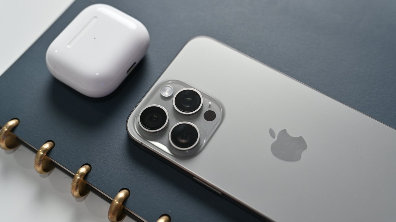 iPhone 15 Pro Max рядом с AirPods