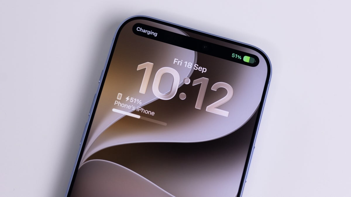 iPhone 18 Pro Max на зарядке