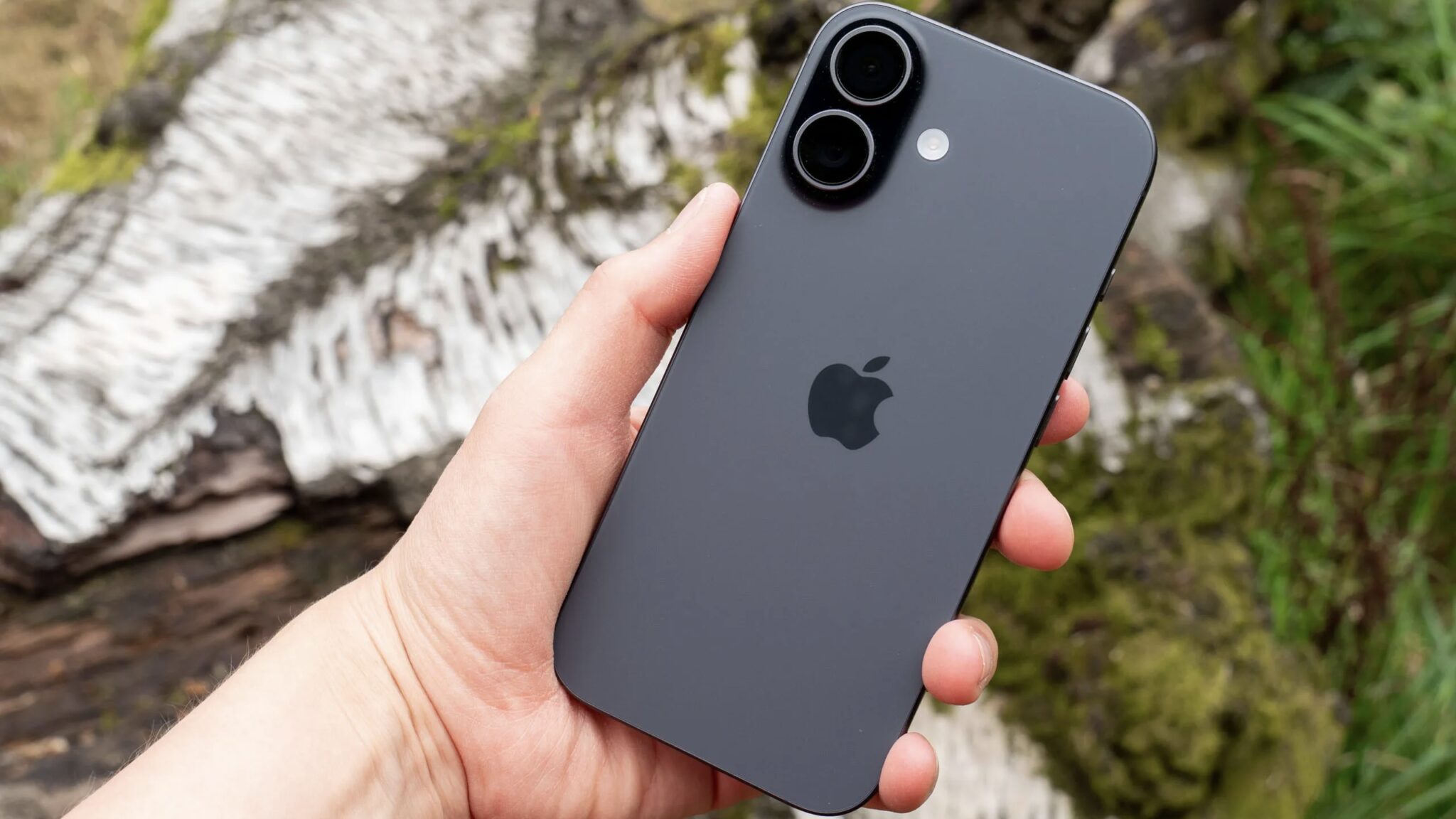 iPhone 17 в руке