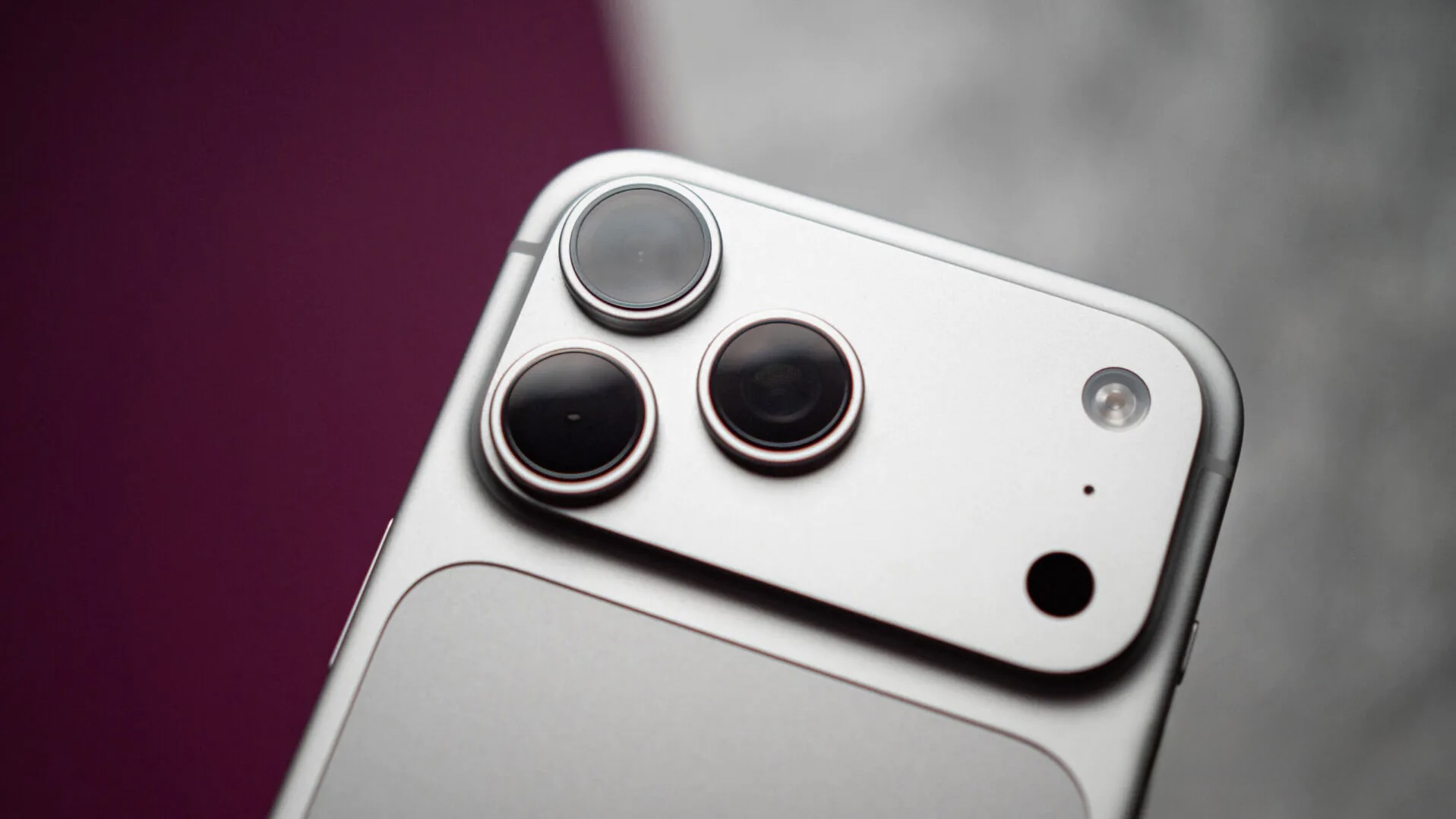 Камера iPhone 18 Pro Max крупным планом