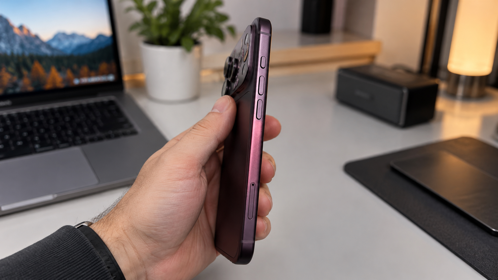 iPhone 18 Pro в бордовом цвете с выцветшей боковой гранью