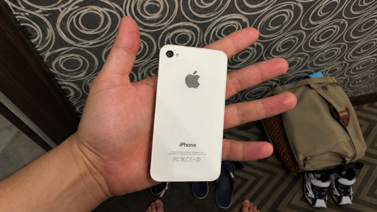 Достал iPhone 4S через 15 лет. Что на нем еще работает в России. Фото.