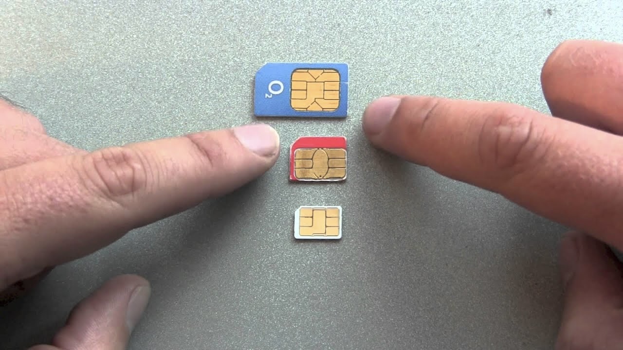Сравнение размеров SIM-карт. MicroSIM из iPhone 4S по центру