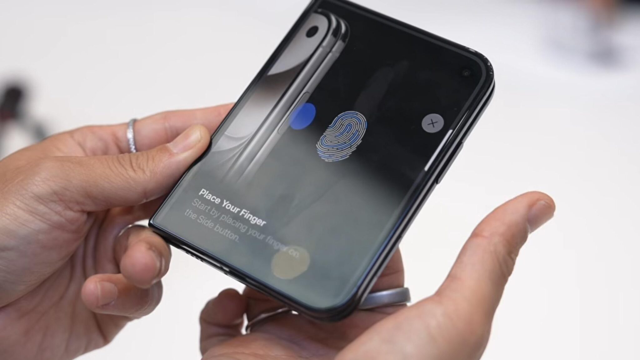 Настройка Touch ID на внешнем экране iPhone Duo: смартфон просит приложить палец к боковой кнопке
