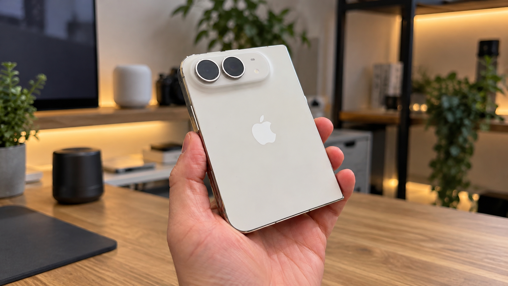 Сложенный iPhone Duo белого цвета в руке