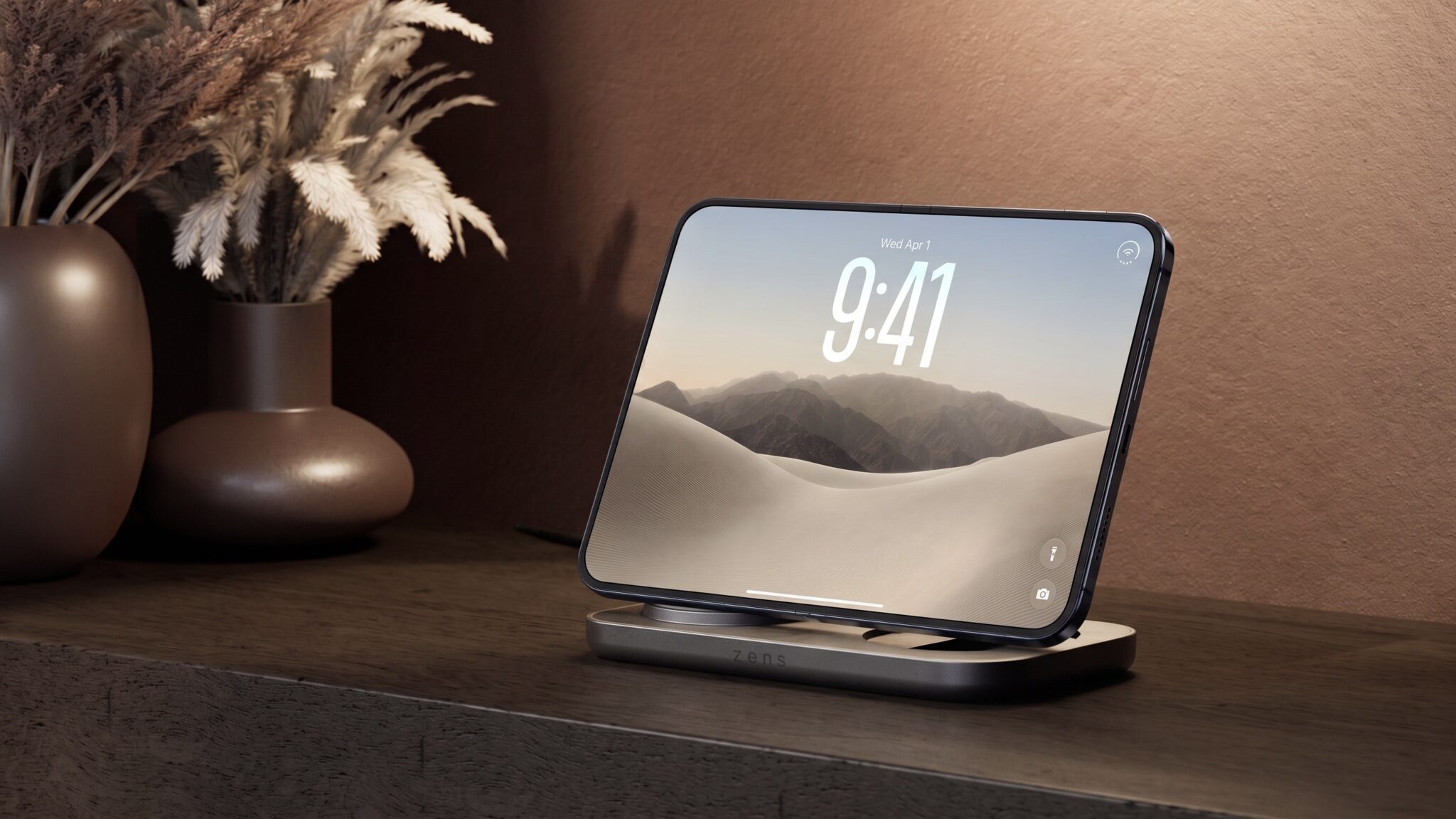 iPhone Duo заряжается на док-станции