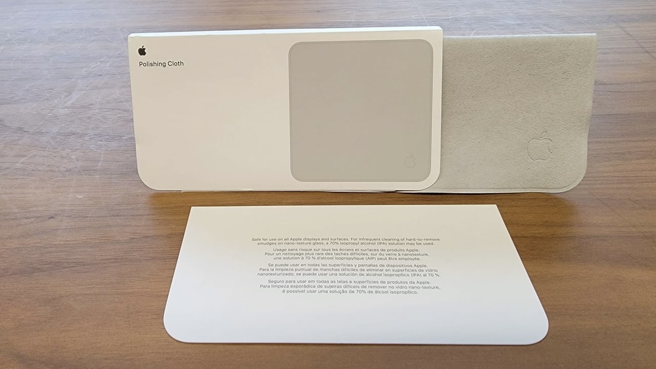 Полировальная салфетка Apple Polishing Cloth рядом с упаковкой и вкладышем с инструкцией