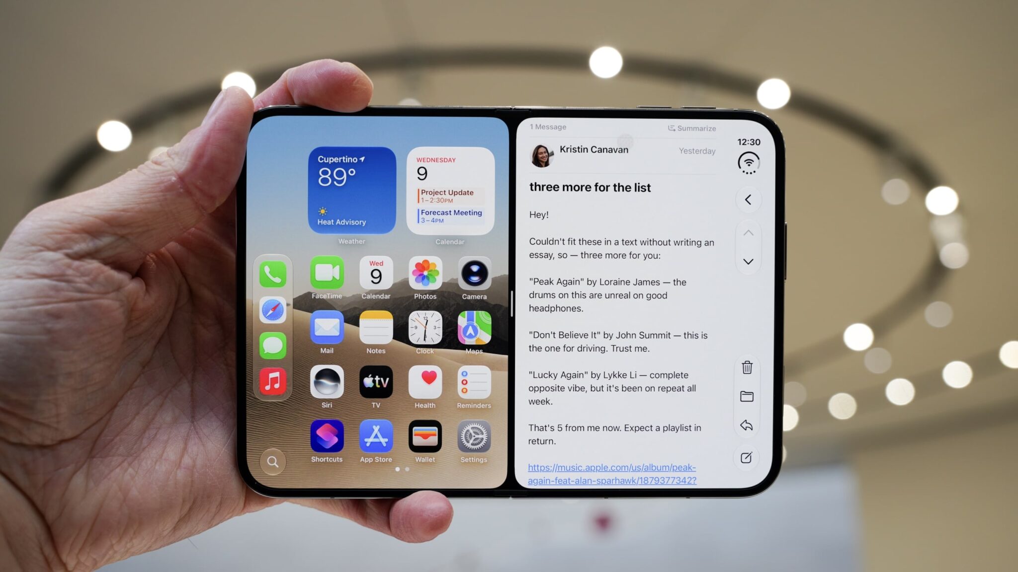 Раскрытый iPhone Duo в руке: на внутреннем экране рабочий стол и открытое письмо