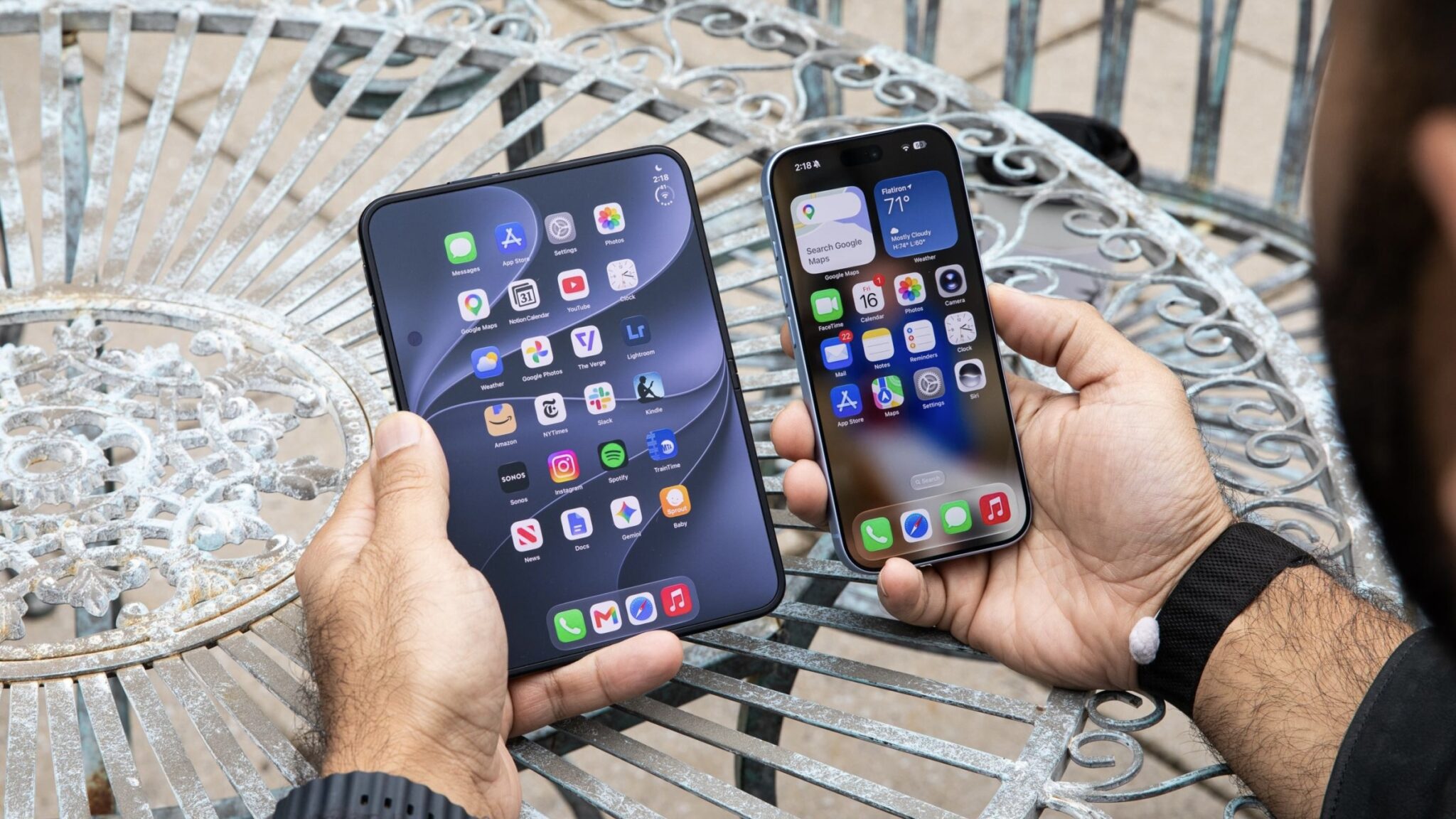 Человек держит в руках раскрытый iPhone Duo и обычный iPhone