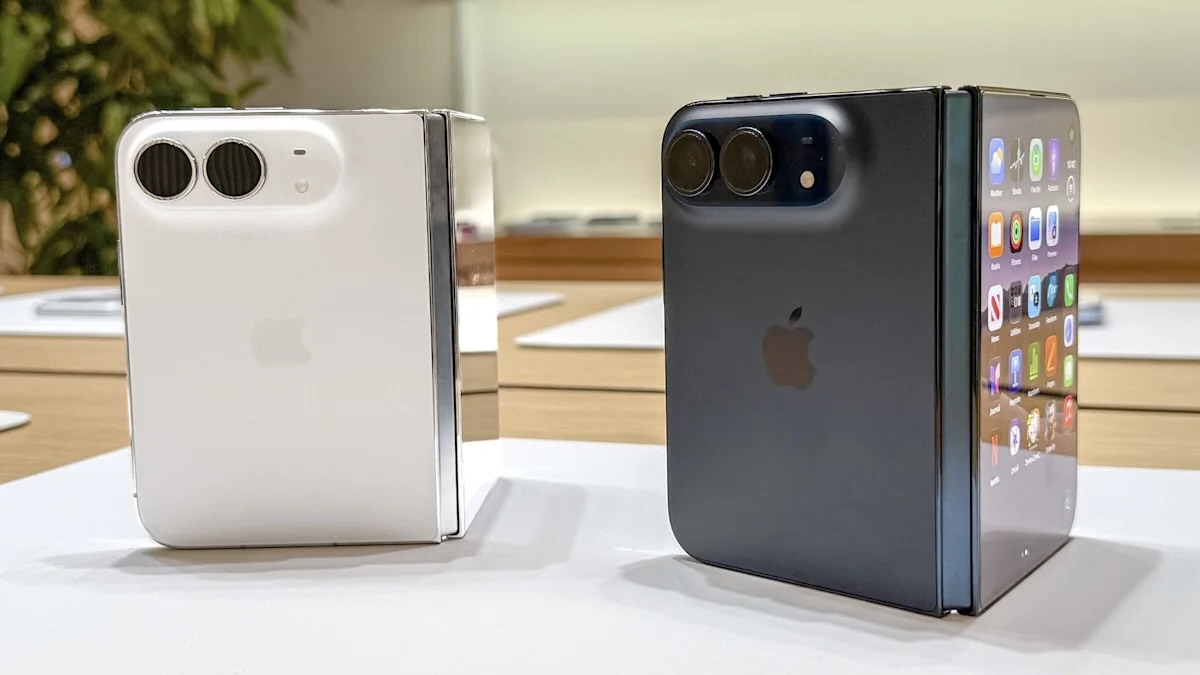 Два iPhone Duo в полураскрытом виде на столе