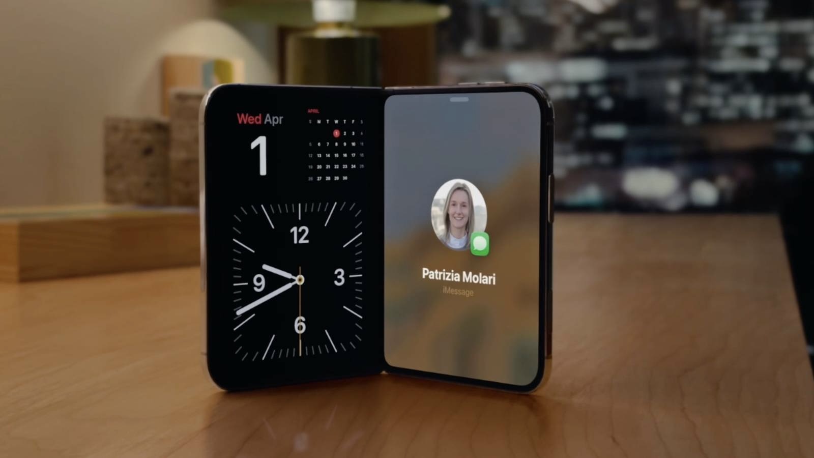 iPhone Duo на столе в раскрытом виде