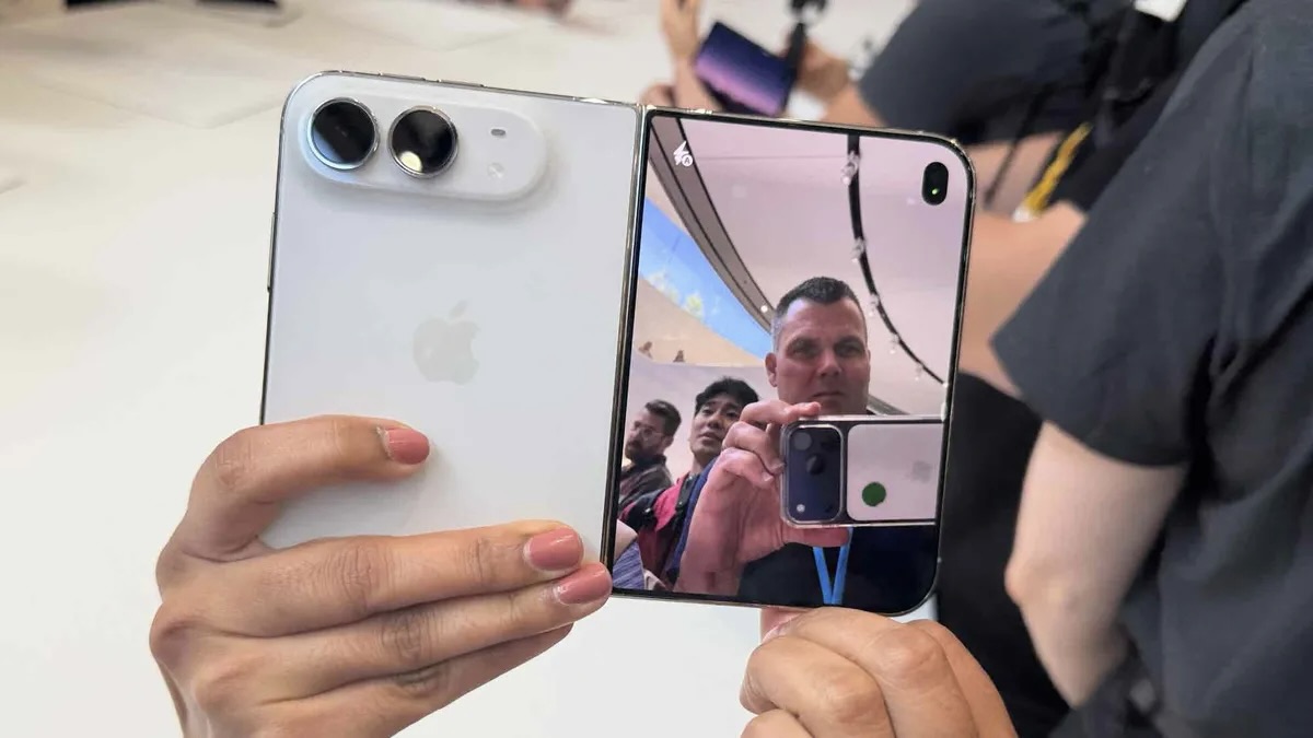 Раскрытый белый iPhone Duo: сзади двойная камера, на экране видоискатель