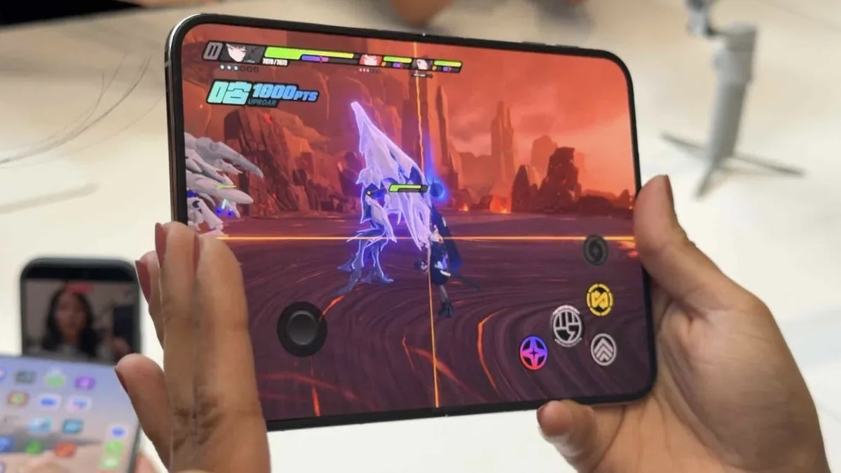 Игра на раскрытом iPhone Duo в горизонтальной ориентации