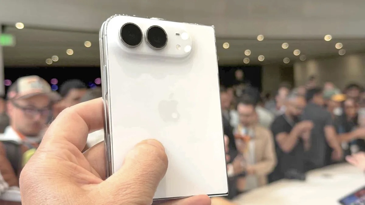 Сложенный белый iPhone Duo с двойной камерой на задней панели