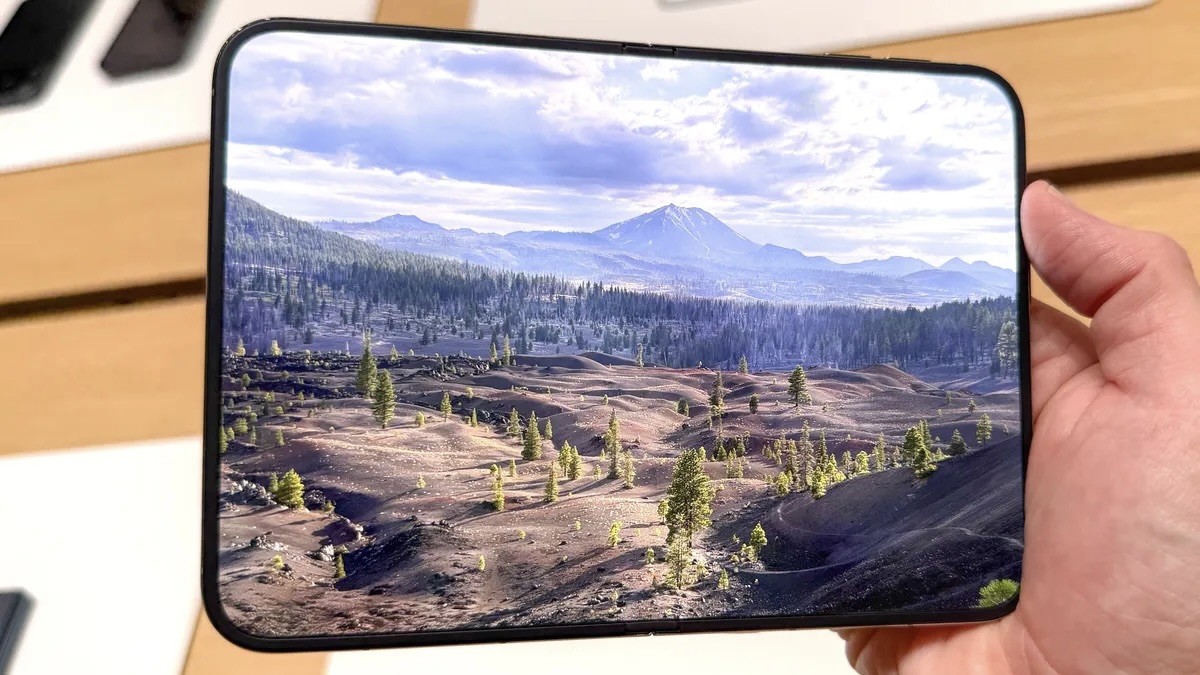 Пейзаж на внутреннем экране iPhone Duo