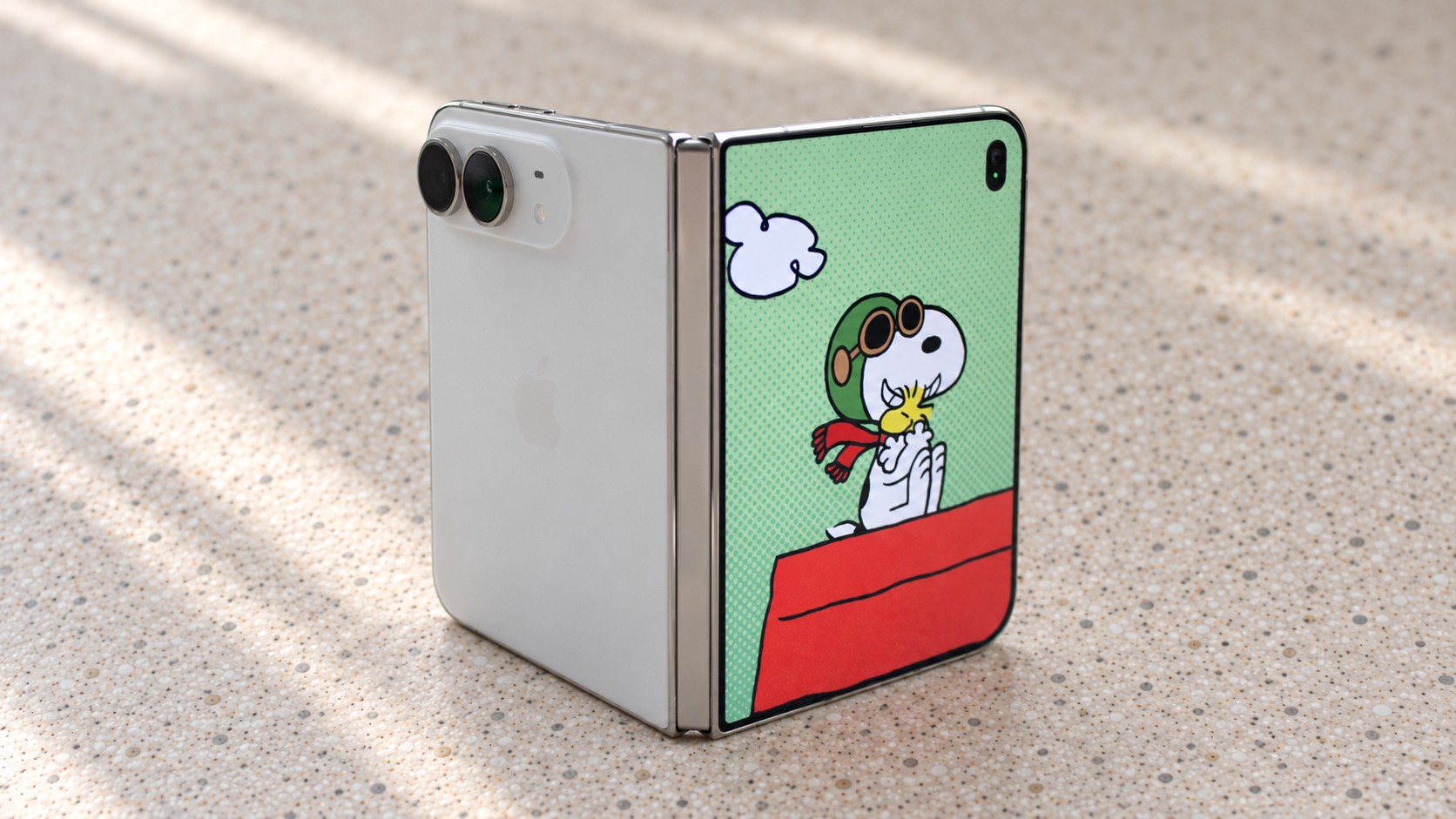 Снупи на внешнем экране iPhone Duo