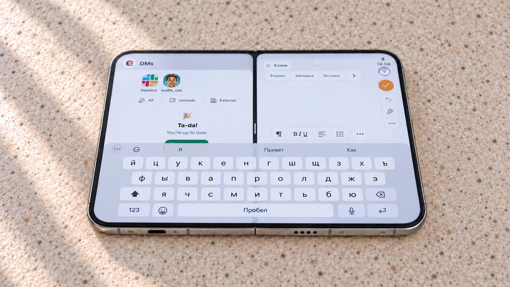 Два приложения рядом на раскрытом iPhone Duo