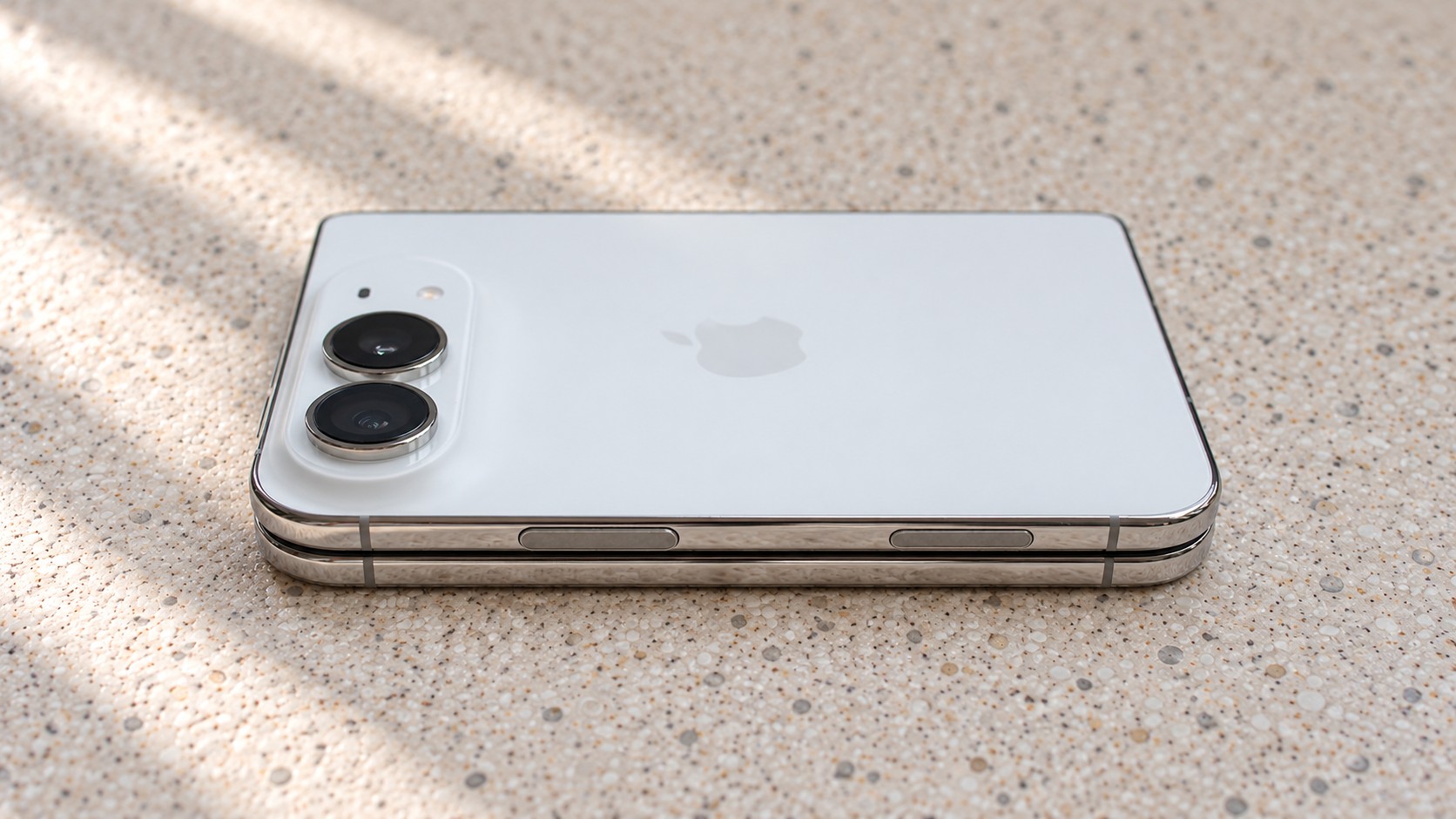 Полированные титановые грани сложенного iPhone Duo