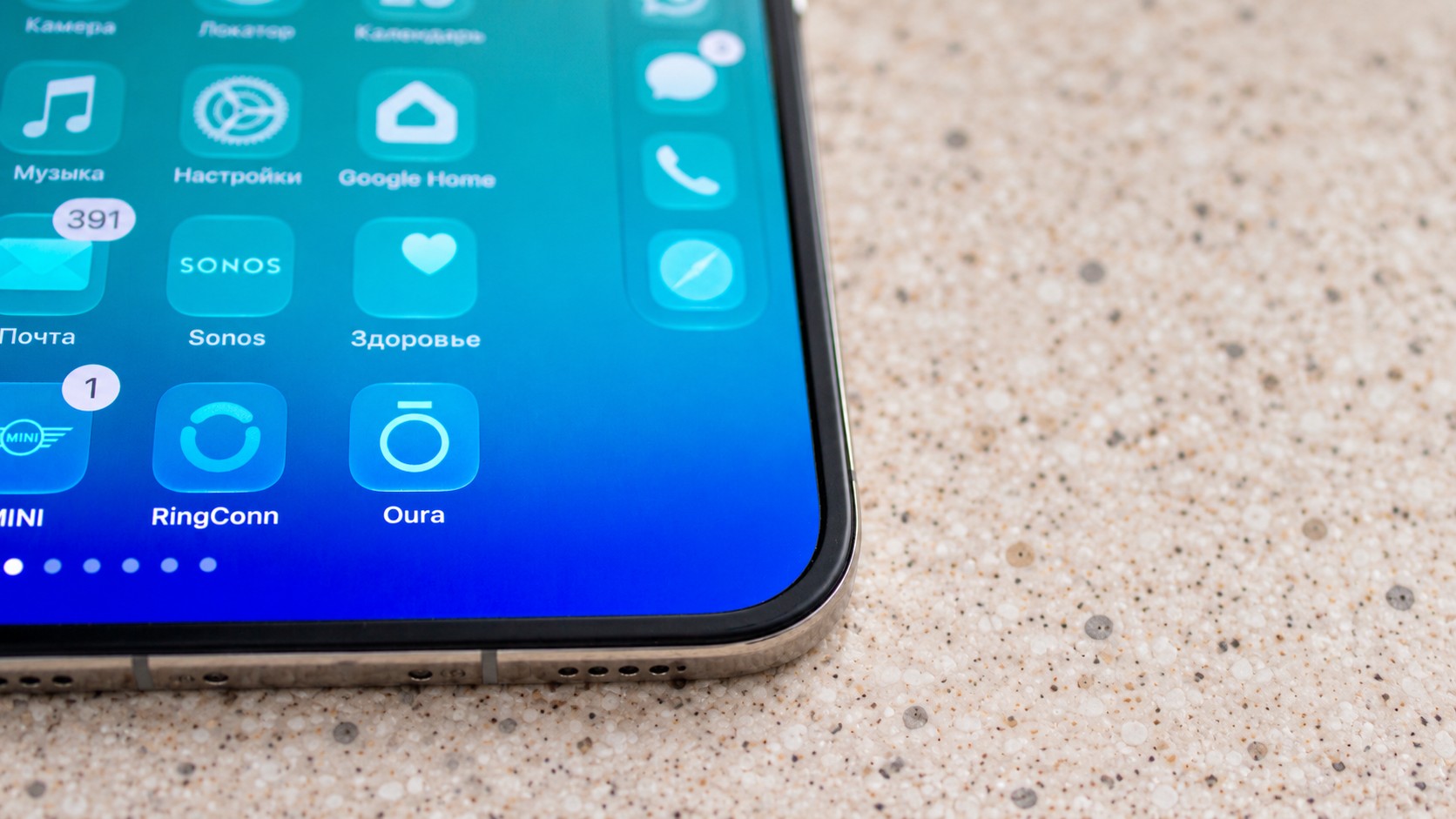 Док справа на раскрытом iPhone Duo