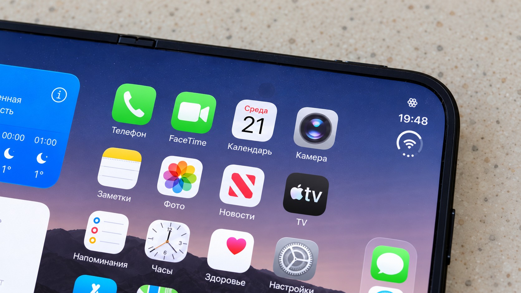 Точка подэкранной камеры на внутреннем экране iPhone Duo