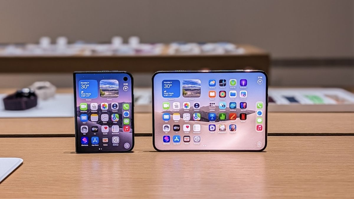 Человек держит полураскрытый iPhone Duo в светлом корпусе с рабочим столом iOS 27