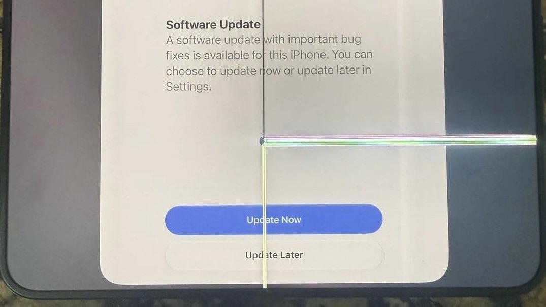 Экран обновления ПО на iPhone Duo с трещиной по центру и разноцветной полосой пикселей