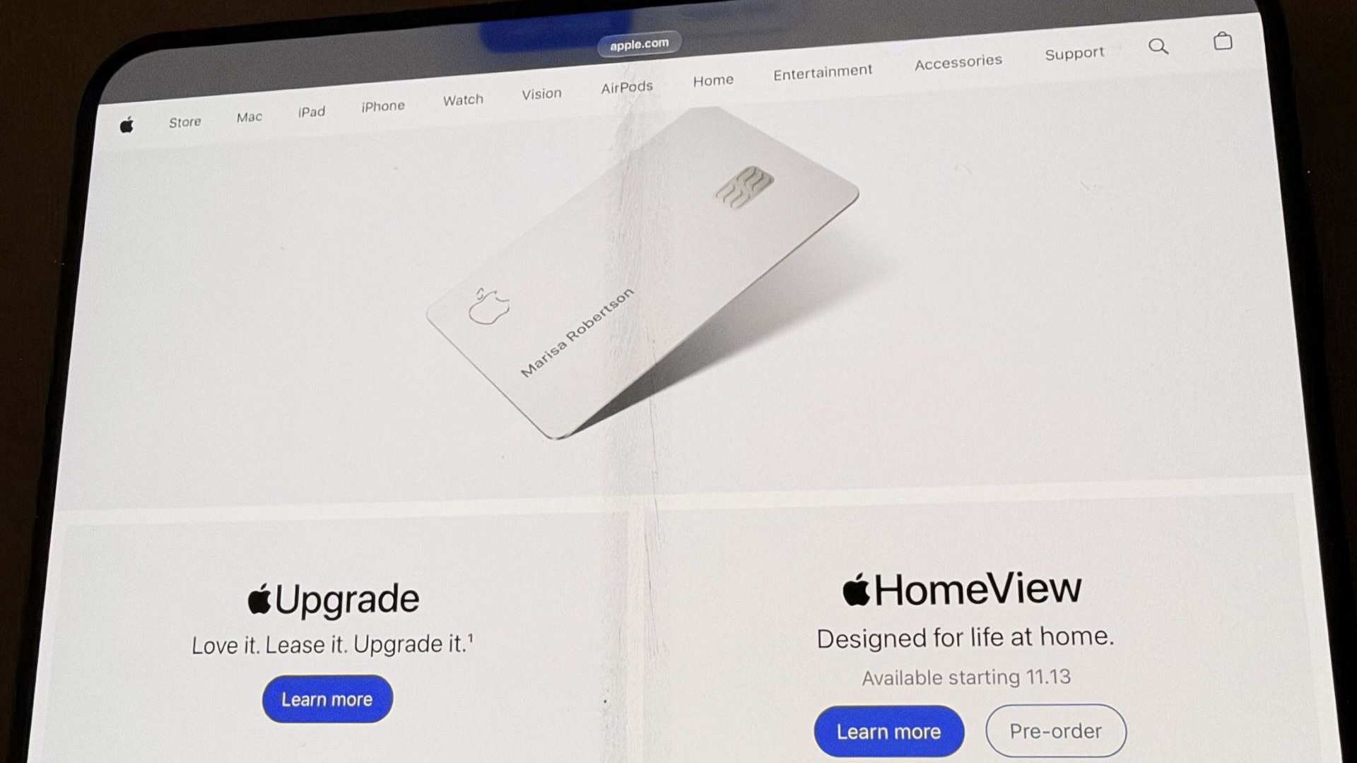 Сайт Apple в Safari на iPhone Duo: по линии сгиба заметны царапины и складка