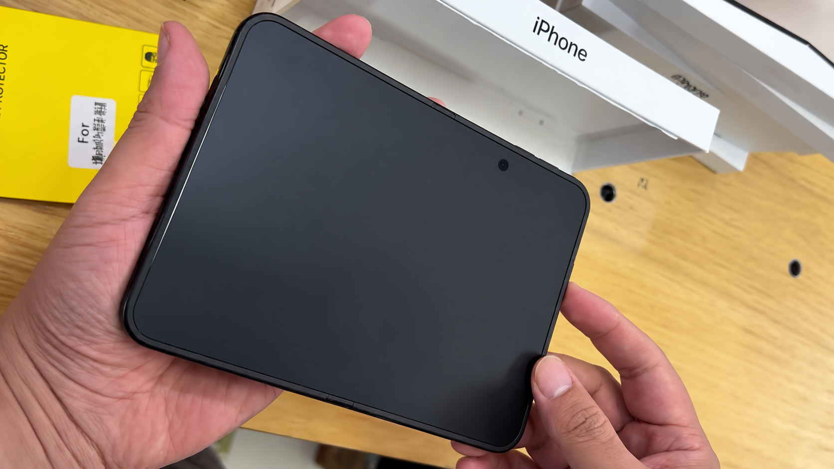 iPhone Duo, вытащенный из коробки
