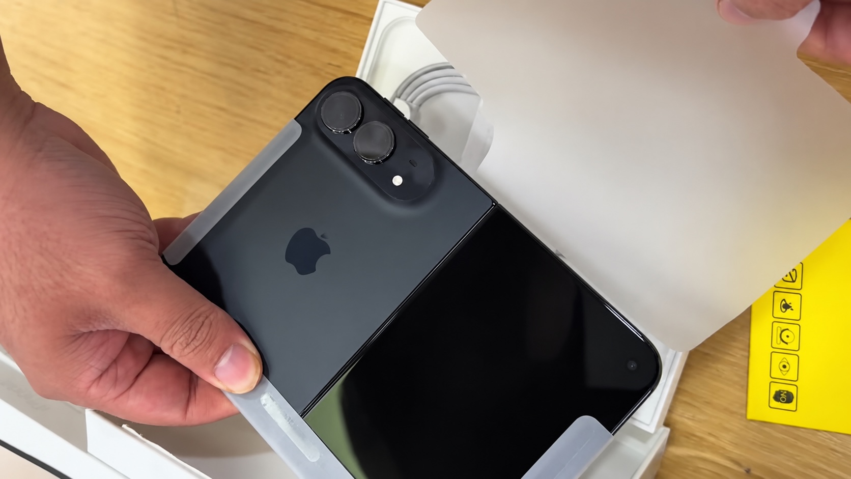 Снятие пленки с iPhone Duo в процессе распаковки