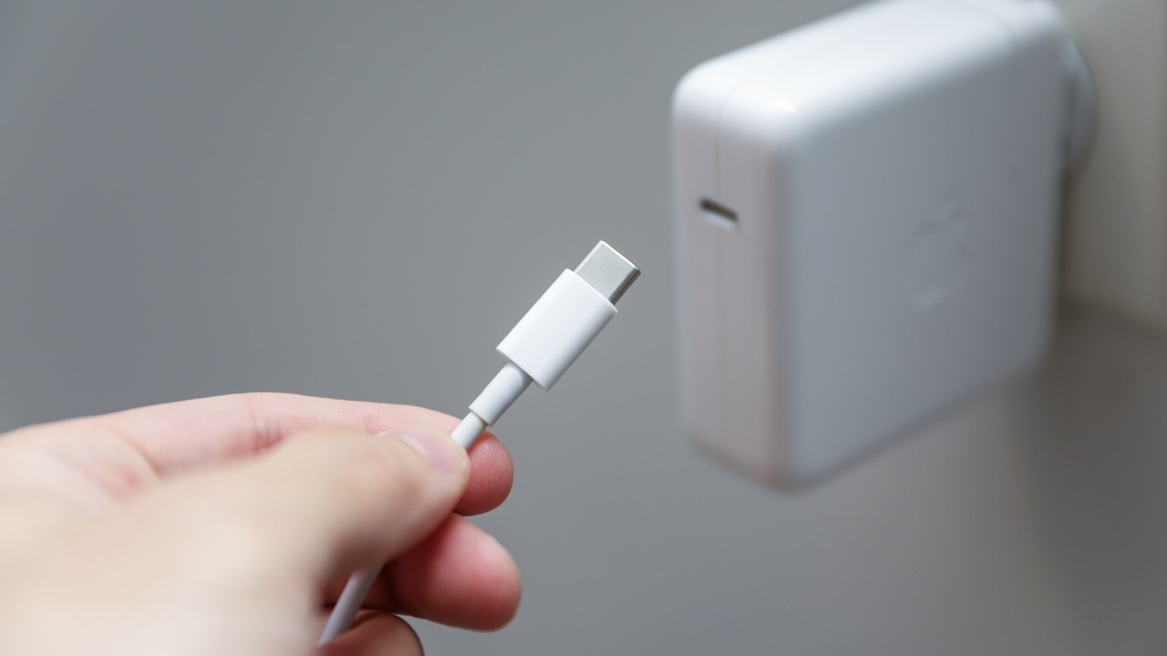 Подключение провода USB-C к блоку питания Apple