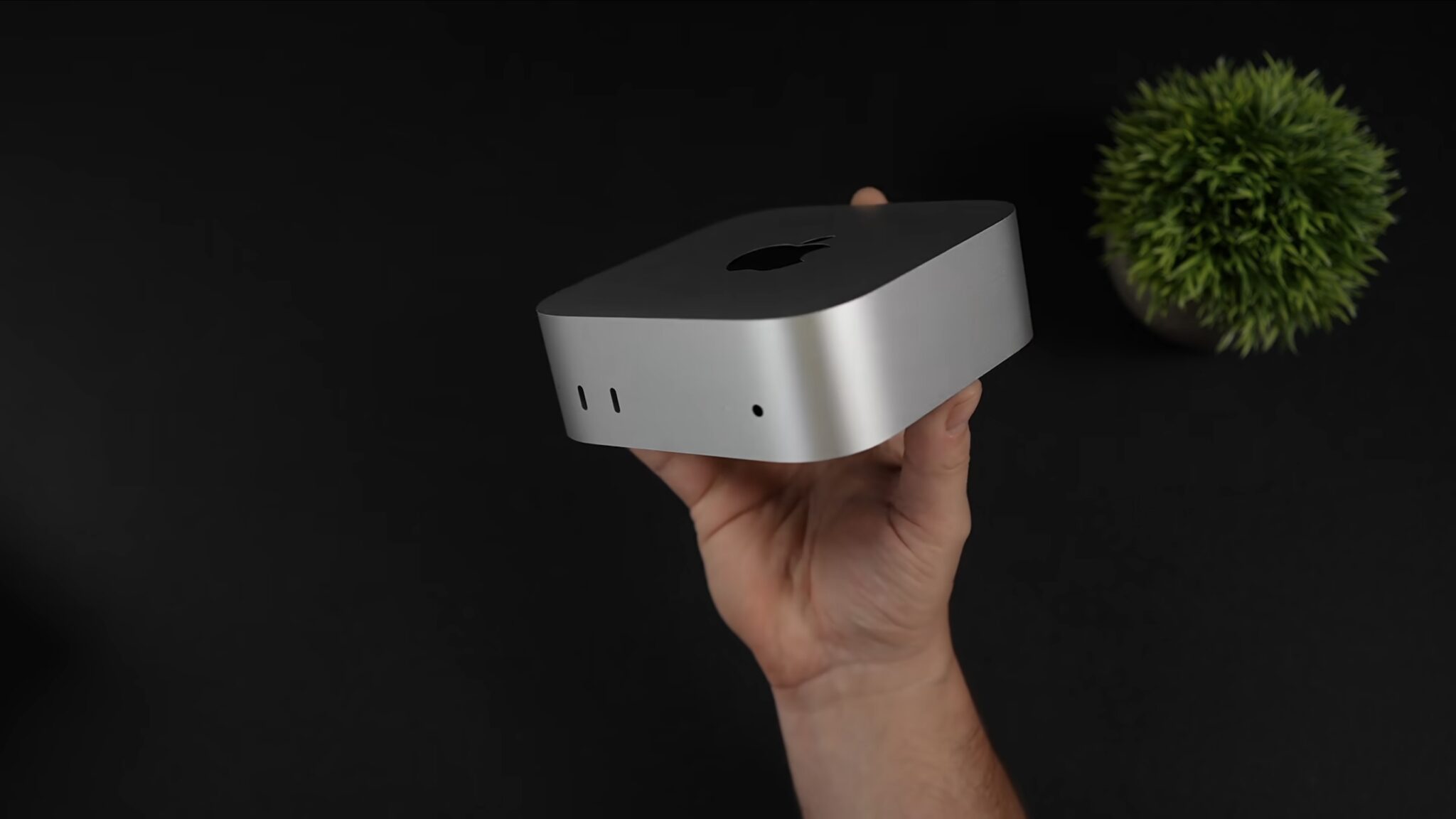 Новый Mac mini на M6 в руке: корпус размером 12,7 на 12,7 сантиметра