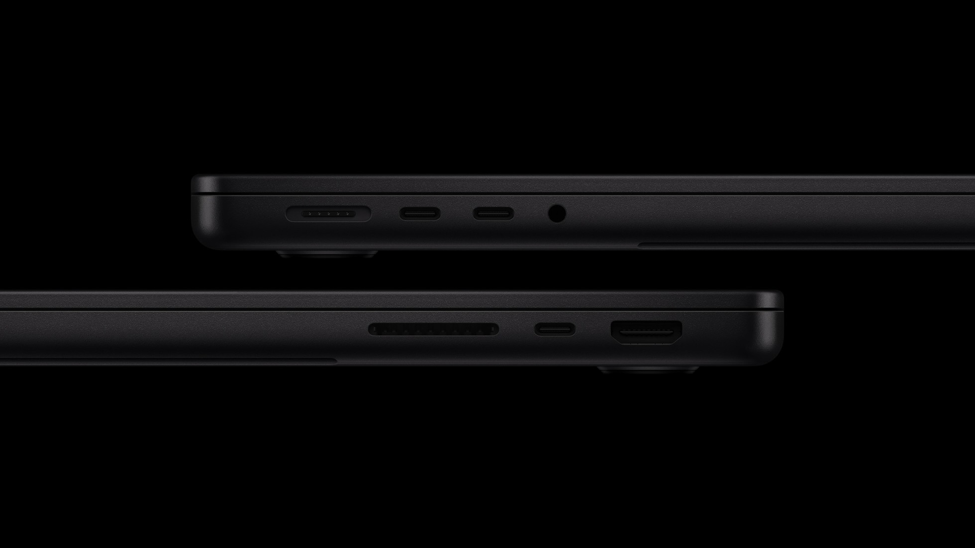 Левый и правый торцы черного MacBook Pro с MagSafe 3, USB-C, разъемом для наушников, слотом SD и HDMI