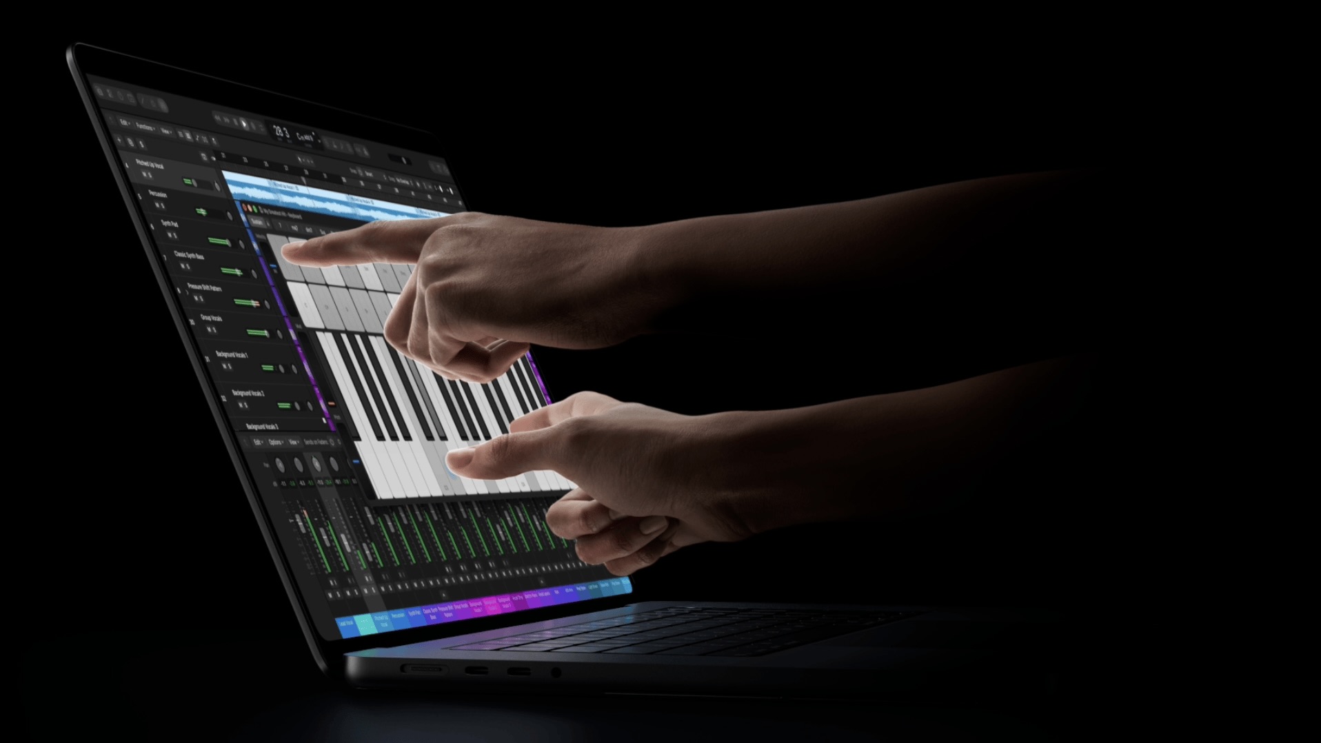 Две руки играют на виртуальном пианино прямо на экране MacBook Pro