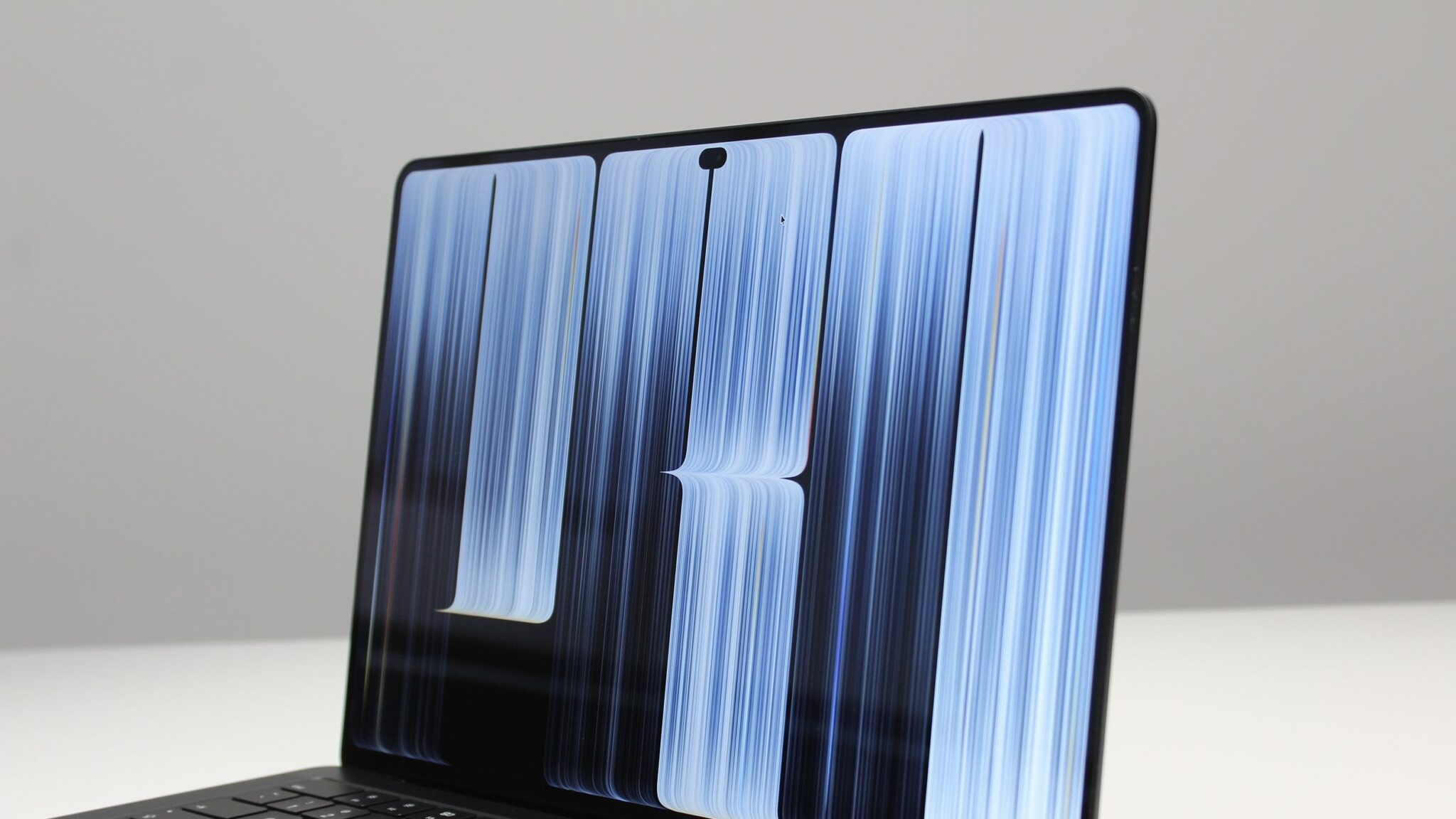 Крупный план экрана MacBook Pro с PROLED XDR: тонкие рамки и Dynamic Island вместо челки