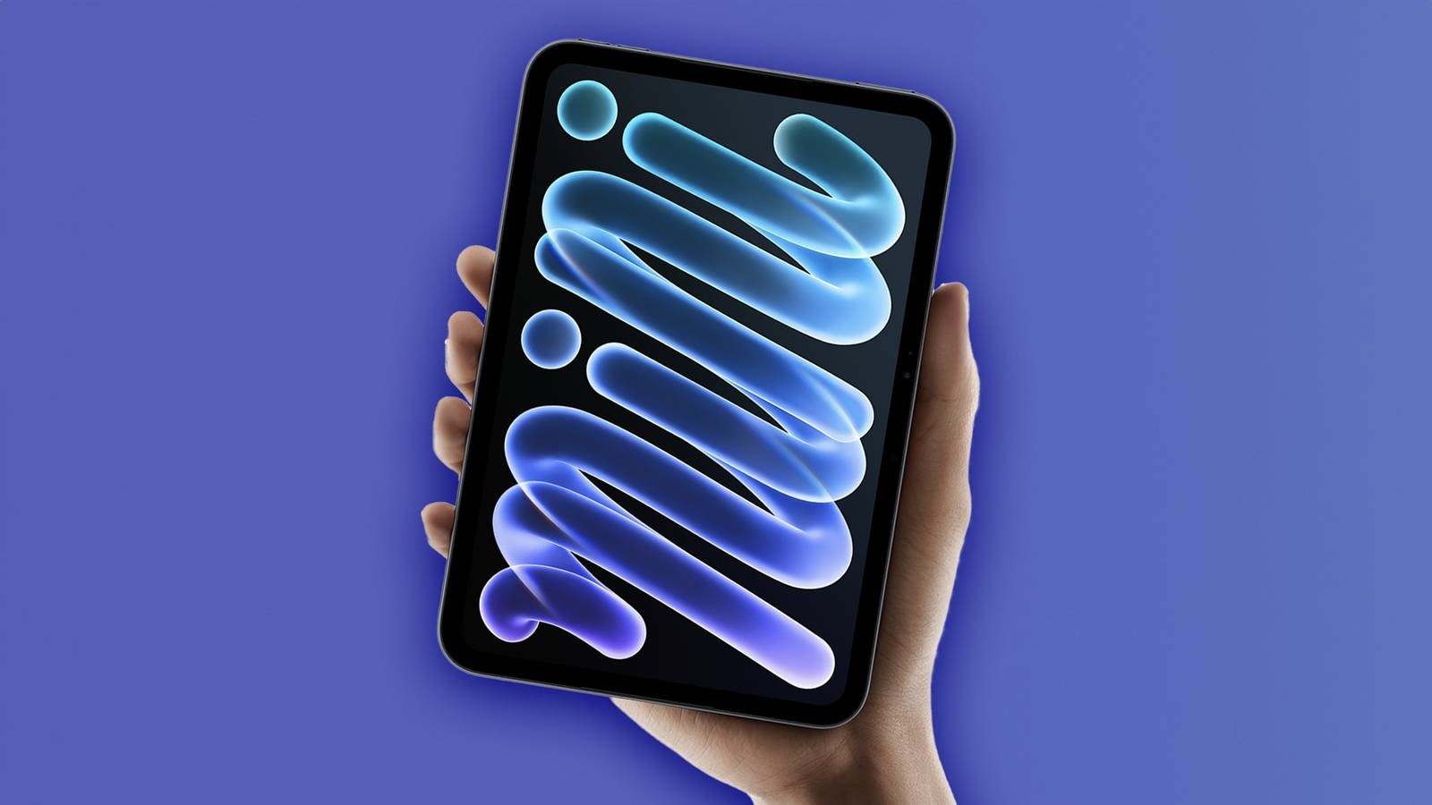 Новый iPad mini с OLED-экраном в руке на синем фоне